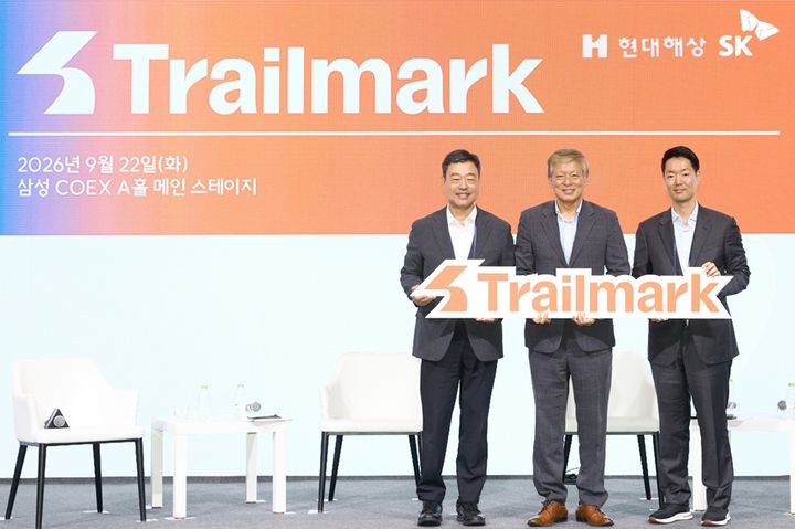 [서울=뉴시스] 지난 22일 코엑스에서 열린 제3회 사회적가치페스타 스페셜 프로그램 '프로젝트 트레일마크' 발표회에서 현대해상 정경선 CSO, 태재대학교 염재호 총장, SK 수펙스추구협의회 지동섭 SV위원장(우측 첫번째부터)이 함께 기념촬영을 하고 있다. (사진=현대해상 제공) 2026.09.23. photo@newsis.com *재판매 및 DB 금지