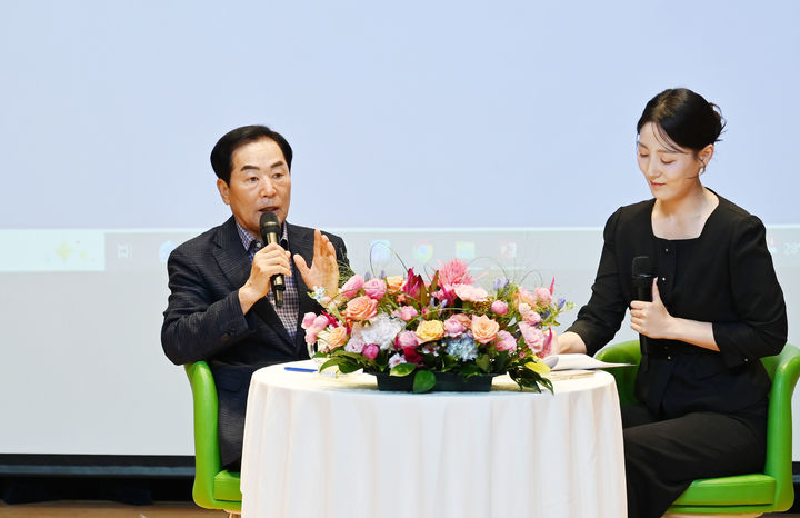 [창녕=뉴시스] 안지율 기자 = 성낙인 군수가 직원들의 질문에 즉석 답변을 하며 소통하고 있다. (사진= 창녕군 제공) 2026.09.23. photo@newsis.com *재판매 및 DB 금지