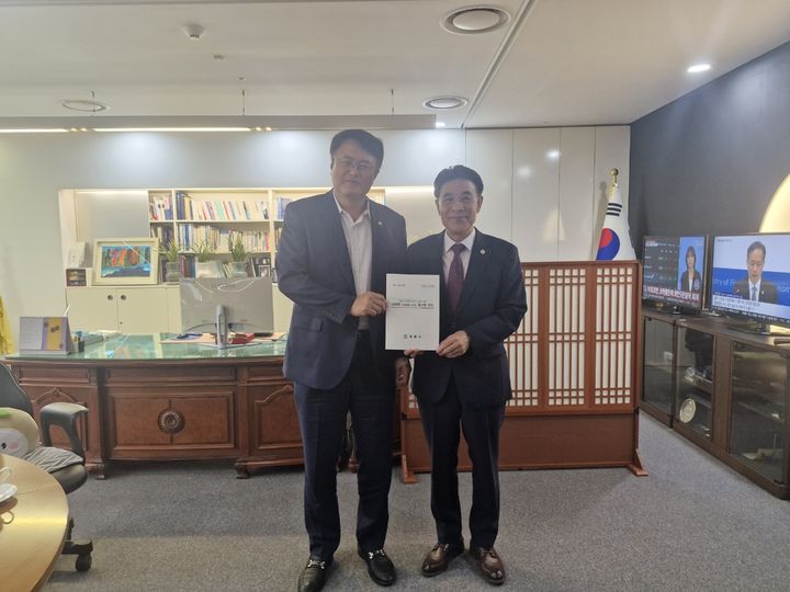 [계룡=뉴시스]이응우 계룡시장이 22일 문체부 2차관을 만나 지역 문화 관광 현안을 건의했다. 2026.09.23 photo@newsis.com *재판매 및 DB 금지