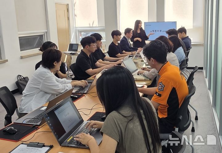 [제주=뉴시스] 22일 제주도청 제2청사 1층 'AI해봄마루'에서 제주도 공직자들이 생성형 AI 활용 교육을 받고 있다. (사진=제주도 제공) 2026.09.23. photo@newsis.com