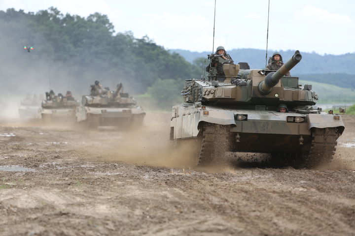 [서울=뉴시스] 전술기동하는 K2 전차. (사진=현대로템 제공) photo@newsis.com *재판매 및 DB 금지