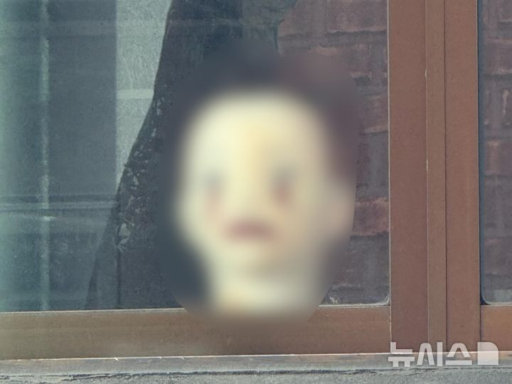 [서울=뉴시스]이웃집 마네킹 사진. (사진 = SNS 캡처)