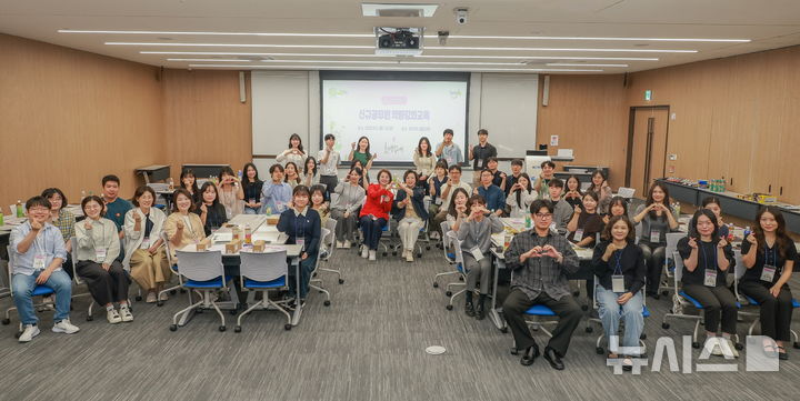 [과천=뉴시스] 신규 공무원 역량강화 교육 참석자들이 기념 촬영을 하고 있다. (사진=과천시 제공). 2026.09.23. photo@newsis.com
