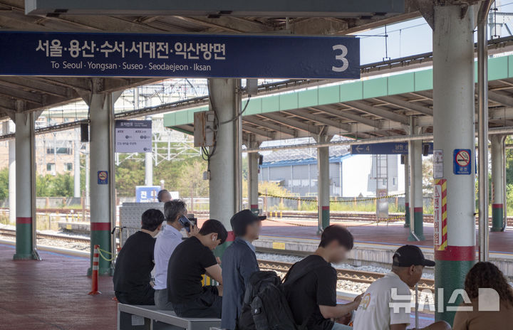 [전주=뉴시스] 강경호 기자 = 추석 연휴를 하루 앞둔 23일 전북 전주시 전주역 열차 승강장에 탑승객들이 열차를 기다리고 있다. 2026.09.23. lukekang@newsis.com