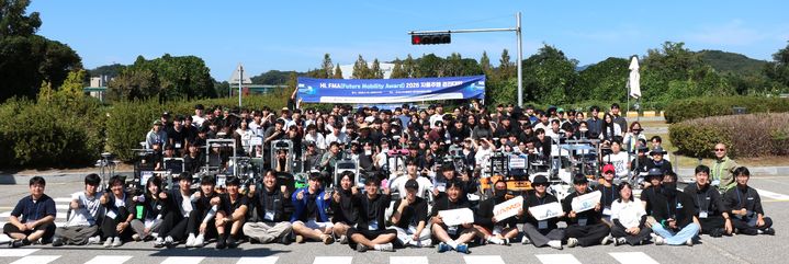 [원주=뉴시스] 한라대학교 HL FMA 2026 자율주행 경진대회에 참가한 학생들이 기념촬영을 하고 있다. (사진=한라대학교 제공) 2026.09.23 photo@newsis.com *재판매 및 DB 금지