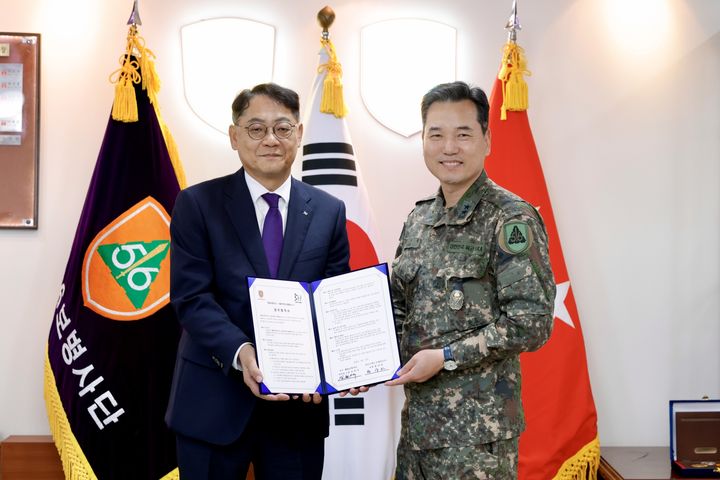 [서울=뉴시스] 황상하 SH 사장(왼쪽)과 김현석 육군 제56보병사단 사단장이 협약서를 들어보이고 있다.. (사진=SH 제공) 2026.09.23. photo@newsis.com *재판매 및 DB 금지