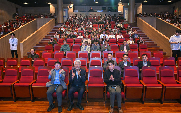 23일 정선군 문화예술회관에서 군청 공직자 300여 명이 참석한 가운데, 공직자가 반드시 알아야 할 청렴 법령을 퀴즈로 풀어보는 ‘2026 정선군 청렴 골든벨’ 행사를 개최하고 있다.(사진=정선군 제공) *재판매 및 DB 금지
