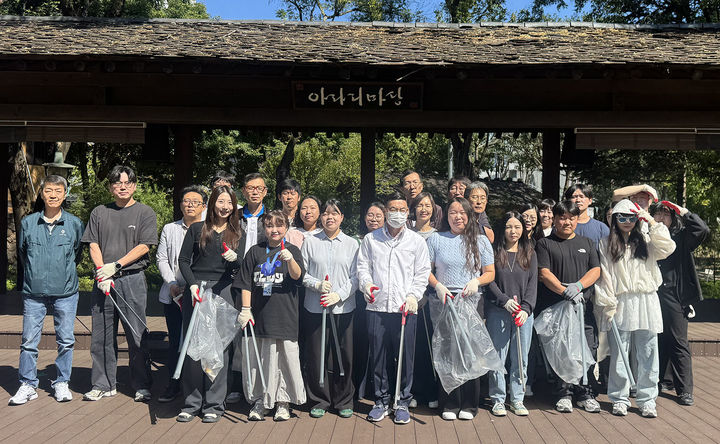 정선아리랑문화재단은 23일 추석 명절과 제51회 정선아리랑제를 앞두고 전 직원이 참여하는 ‘플로깅(Plogging)’ 활동을 실시하고 있다.(사진=정선군 제공) *재판매 및 DB 금지