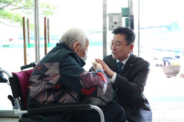 [횡성=뉴시스] 장신상 횡성군수가 추석을 앞두고 사회복지시설을 방문해 어르신과 인사를 나누고 있다. (사진=횡성군 제공) 2026.09.23. photo@newsis.com *재판매 및 DB 금지