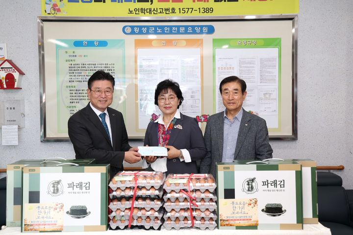 [횡성=뉴시스] 장신상 횡성군수가 추석을 앞두고 횡성군노인전문요양원을 찾아 관계자에게 위문품과 지원금을 전달하고 있다. 이석원 횡성군사회복지협의회장이 함께하고 있다. (사진=횡성군 제공) 2026.09.23. photo@newsis.com *재판매 및 DB 금지