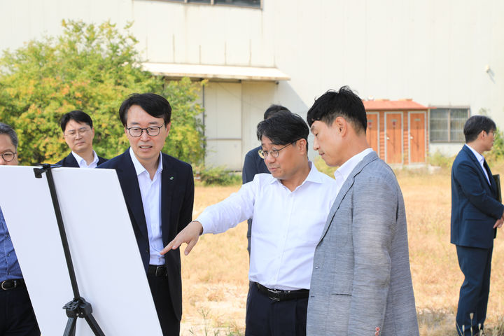 [서울=뉴시스]한국토지주택공사(LH)는 이성훈 사장이 23일 서울 도봉구 성대야구장 부지 현장을 찾아 착공 준비 상황을 점검했다고 밝혔다. (사진=LH제공) 2026. 9. 23. *재판매 및 DB 금지