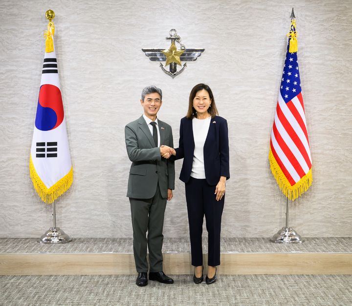 [서울=뉴시스]강신철 국방부 장관은 23일 국방부에서 미셸 스틸 주한미국대사를 접견했다. 사진 국방부 제공. *재판매 및 DB 금지