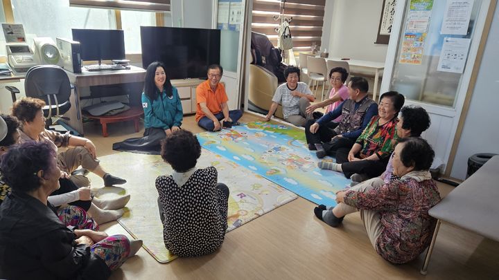 [양산=뉴시스] 안지율 기자 = 삼성동 행정복지센터는 관내 경로당을 순회 방문해 격려하고 있다. (사진= 양산시 제공) 2026.09.23. photo@newsis.com *재판매 및 DB 금지