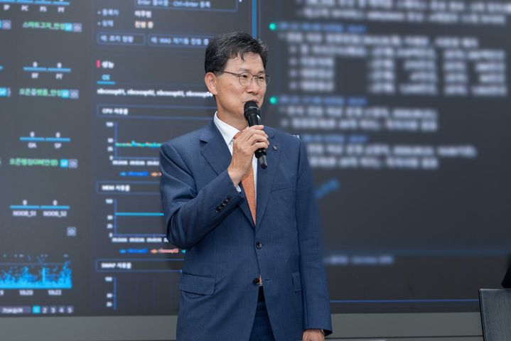 강태영 농협은행장이 23일 경기 의왕 NH통합IT센터를 찾아 비상운영 계획을 보고받고 있다. (사진=농협은행 제공) *재판매 및 DB 금지