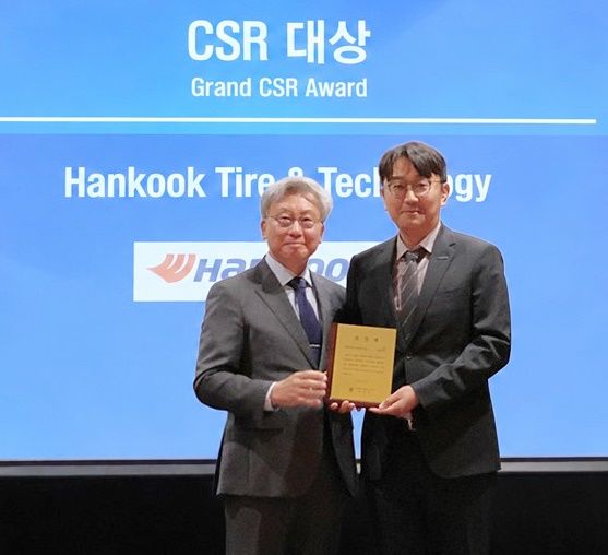 [대전=뉴시스] 한국타이어가 헝가리 부다페스트에서 열린 주헝가리 대한민국 대사관 주최 '제2회 헝가리 진출기업 CSR 활동 시상식'서 대상을 수상했다. 박철민(왼쪽) 주헝가리 대한민국대사, 한국타이어 헝가리공장 김형규 HR 팀장. (사진=한국타이어 제공) 2026.09.23. photo@newsis.com *재판매 및 DB 금지
