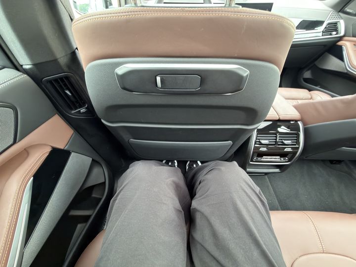 [서울=뉴시스] 김민성 기자 = BMW X5 50e Xdrive 2열에 앉았을 때 레그룸은 주먹 2개가 들어갈 정도였다. kms@newsis.com. *재판매 및 DB 금지