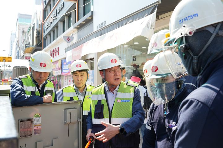 [세종=뉴시스]한국전력공사가 추석 연휴 기간 국민 불편을 최소화하고 안정적인 전력을 공급하기 위해 전력설비 특별점검을 시행하고 비상근무 체계에 돌입한다고 23일 밝혔다.정치교 한전 안전&영업배전부사장이 안양중앙시장에서 전력설비를 점검하고 있다.(사진= 한전 제공) *재판매 및 DB 금지