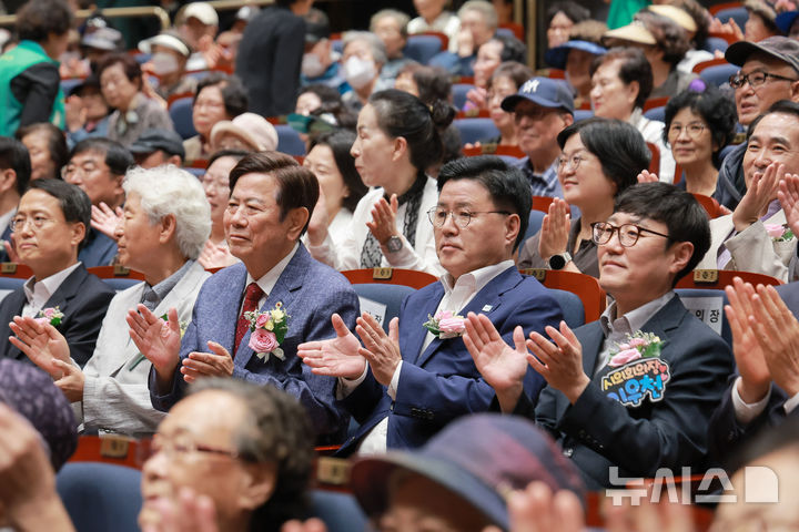 [군포=뉴시스] 노인의 날 기념식 참석자들이 박수를 치며 기념하고 있다. (사진=군포시 제공).2026.09.23.photo@newsis.com
