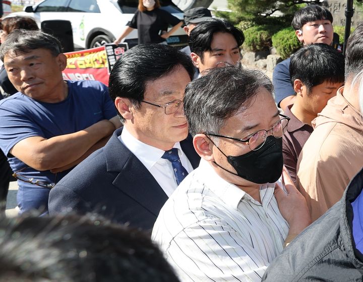[청주=뉴시스] 이도근 기자 = 23일 오전 충북 청주시 서원구 현도면 행정복지센터에서 열린 현도면 생활자원회수센터 사업 설명회에서 이장섭 청주시장과 관계 공무원들이 건립 반대 비상대책위원회 주민 항의에 막혀 있다. 2026.09.23 nulha@newsis.com *재판매 및 DB 금지