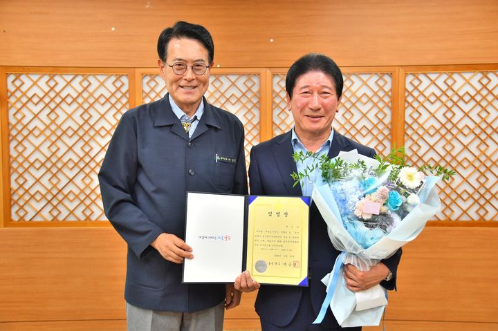 [울산=뉴시스] 울산 울주군은 23일 군청 소회의실에서 이순걸 군수와 최인식 신임 이사장, 간부 공무원 등이 참석한 가운데 공단 이사장 임명장 수여식을 했다고 밝혔다. (사진= 울주군 제공) 2026.09.23.photo@newsis.com *재판매 및 DB 금지