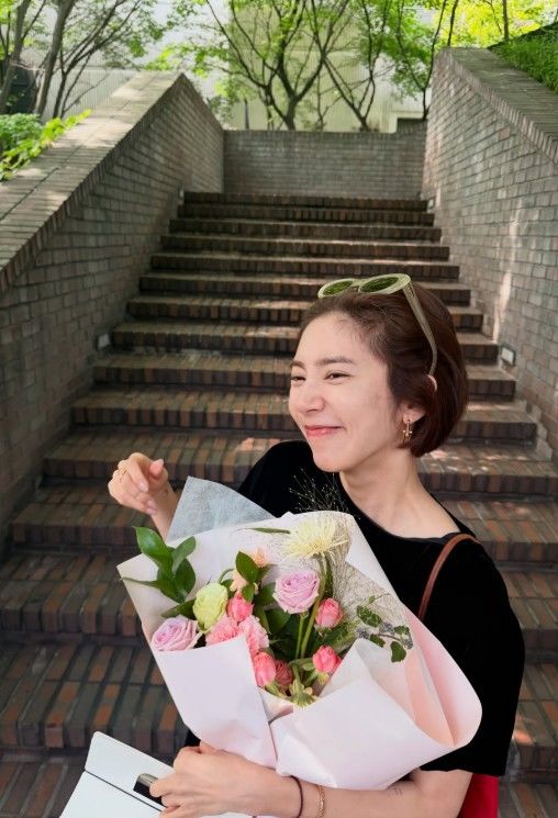 [서울=뉴시스] 손담비가 꽃다발을 들고 행복해하는 모습이다. (사진= 손담비 SNS 캡처) 2026.09.23. photo@newsis.com *재판매 및 DB 금지