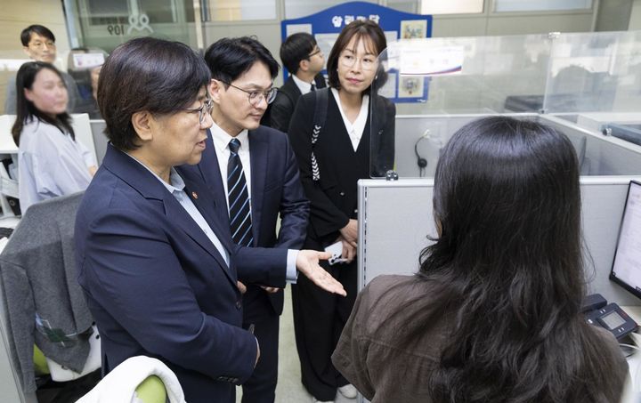 [세종=뉴시스]정은경 보건복지부 장관이 지난 5월29일 자살예방상담전화 109 상담센터를 방문해 현장을 둘러보고 있다. 정 장관 옆에는 김용규 보건복지상담센터장. (사진=보건복지부 제공) 2026.09.23. photo@newsis.com *재판매 및 DB 금지