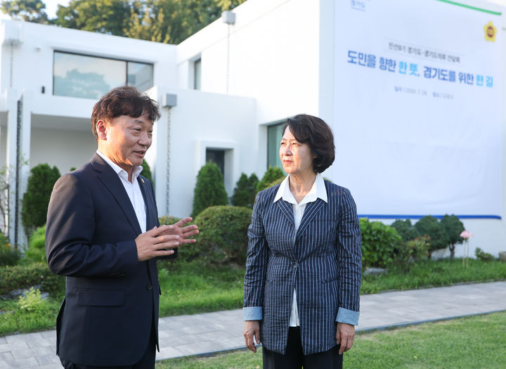 [수원=뉴시스] 7월29일 오후 수원특례시 도담소에서 개최된 민선9기 경기도-경기도의회 간담회에서 추미애 경기도지사와 남종섭 경기도의회 의장이 대화하고 있다. (사진=경기도의회 제공) 2026.09.23. photo@newsis.com *재판매 및 DB 금지