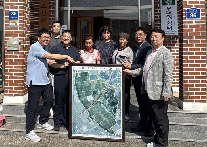[정읍=뉴시스] 정읍시가 새로 제작한 관내 799개 통·반 마을지도가 지도표시 해당 마을에 전달되고 있다. *재판매 및 DB 금지