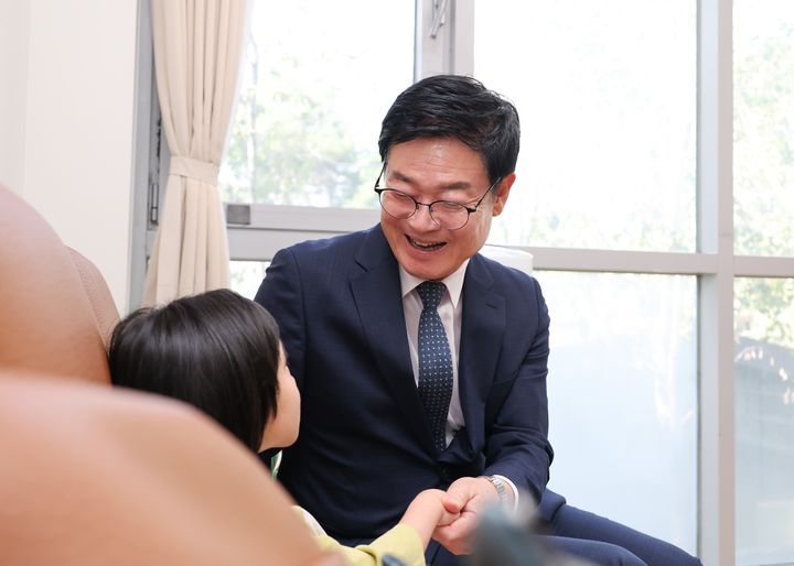 [원주=뉴시스] 23일 구자열 원주시장이 아동양육시설 성애원을 방문해 입소 아동과 환하게 웃으며 얘기를 나누고 있다. (사진=원주시 제공) 2026.09.23. photo@newsis.com *재판매 및 DB 금지
