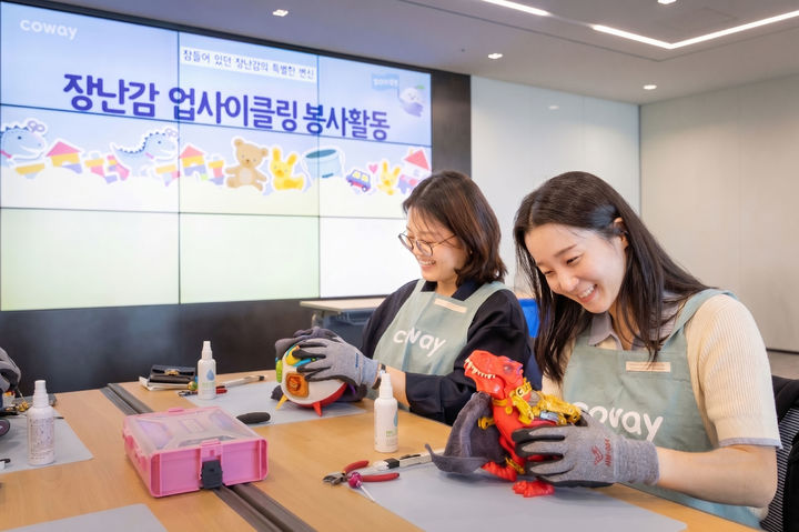 [서울=뉴시스] ‘장난감 업사이클링’ 봉사활동에 참여한 코웨이 임직원 봉사단이 기념사진을 촬영하고 있다. (사진=코웨이 제공) 2026.9.27. photo@newsis.com *재판매 및 DB 금지
