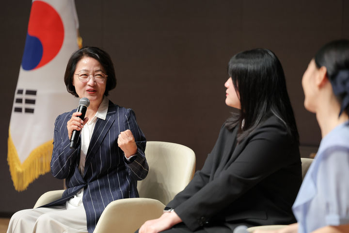 [수원=뉴시스] 추미애 경기도지사가 23일 2026년 하반기 신규 공직자 임용장 수여식에서 신규 공직자들과 대화하고 있다. (사진=경기도 제공) 2026.09.23. photo@newsis.com *재판매 및 DB 금지