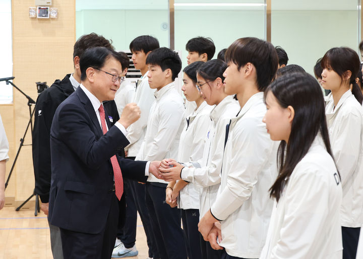 [대전=뉴시스] 선수들을 격려하는오석진 대전시교육감. (사진=대전시교육청 제공) 2026.09.23. photo@newsis.com *재판매 및 DB 금지
