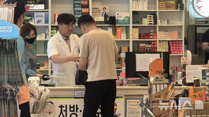 [청주=뉴시스] 연현철 기자 = 25일 충북 청주시 상당구 용암동의 한 약국에서 최재원 대표 약사가 손님에게 약을 건네고 있다. 2026.09.25. yeon0829@newsis.com