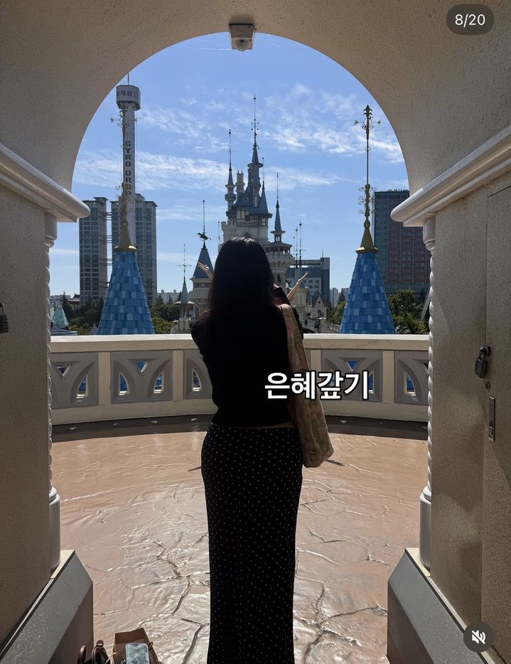 [서울=뉴시스] 방송인 박지윤이 아이들과 롯데월드를 찾은 일상을 공개했다. (사진=박지윤 인스타그램 캡처) *재판매 및 DB 금지