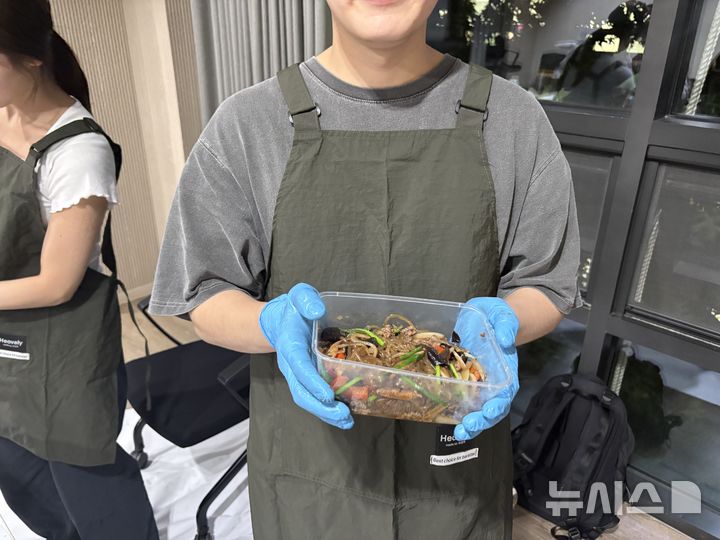 [서울=뉴시스]지난 17일 오후 서울 용산구 서울자립지원전담기관에서 열린 '명절 한상' 문화 프로그램에서 한 자립준비청년이 직접 만든 잡채를 들어 보이고 있다. 2026.09.25. spicy@newsis.com