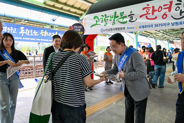 [남원=뉴시스] 23일 추석맞이 귀성객 환영행사에 나선 양충모 시장이 KTX남원에 도착한 귀성객들과 인사하고 있다. *재판매 및 DB 금지