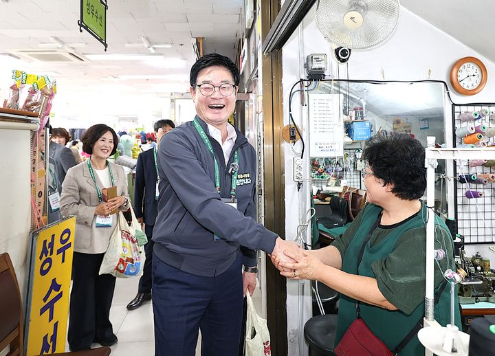 [원주=뉴시스] 23일 구자열 시장이 원주 전통시장을 찾아 추석 성수품을 구매하며 상인들과 환하게 웃으며 얘기를 나누고 있다. 사진=원주시 제공) 2026.09.23. photo@newsis.com *재판매 및 DB 금지