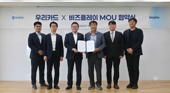 [서울=뉴시스] 지난 18일 비즈플레이 본사에서 열린 업무협약식에 (왼쪽부터)김영록 우리카드 부장, 민복기 상무, 진성원 대표 및 석창규 비즈플레이 대표, 염길선 이사, 심우진 이사가 기념 사진을 촬영하고 있다. (사진=우리카드 제공) 2026.09.27. photo@newsis.com *재판매 및 DB 금지