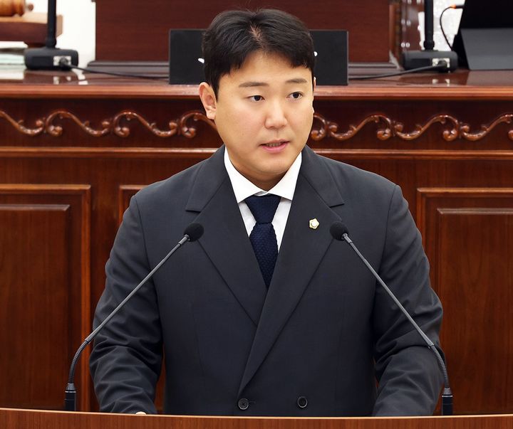 [대전=뉴시스] 조명휘 기자 = 박정수(더불어민주당·라선거구) 대전 유성구의원이 23일 제288회 정례회 제3차 본회의에서 국제과학비즈니스벨트 둔곡지구의 만성적인 B1 BRT 탑승난 해소를 대책을 촉구하고 있다. (사진= 유성구의회 제공) 2026.09.23. *재판매 및 DB 금지