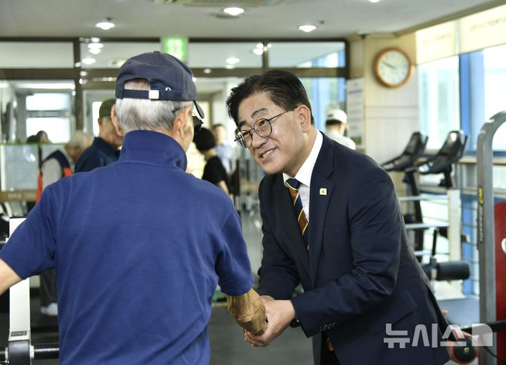 [김포=뉴시스]이기형 김포시장이 23일 추석을 앞두고 관내 복지시설을 방문해 어르신에게 인사하고 있다. (사진=김포시 제공) 2026.09.23. photo@newsis.com