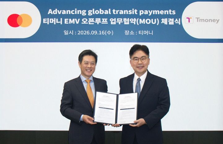 [서울=뉴시스] 마스터카드와 티머니가 지난 16일 서울 티머니 본사에서 '티머니 EMV 오픈루프 업무협약(MOU) 체결식'을 체결하고 있다. (왼쪽부터) 박종표 마스터카드 선임부사장, 최문근 티머니 대표이사. (사진=마스터카드 제공) 2026.09.27. photo@newsis.com *재판매 및 DB 금지