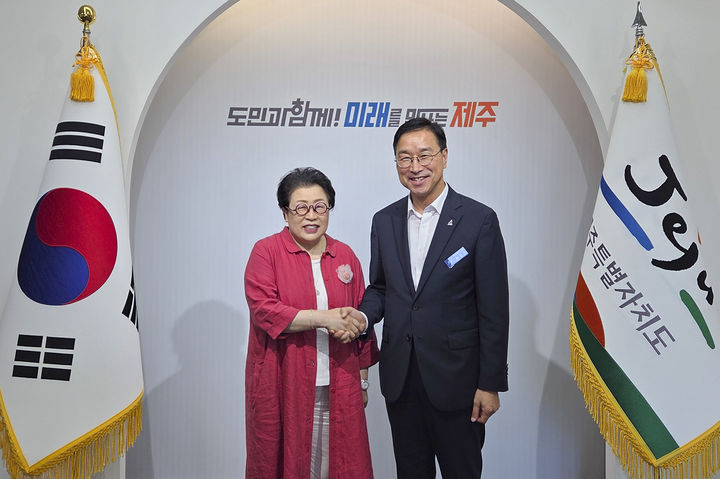 [서울=뉴시스] 11일 김종희 상명대 총장과 위성곤 제주도지사가 간담회에서 기념 촬영을 하고 있다. (사진=상명대 제공) 2026.09.28. photo@newsis.com *재판매 및 DB 금지