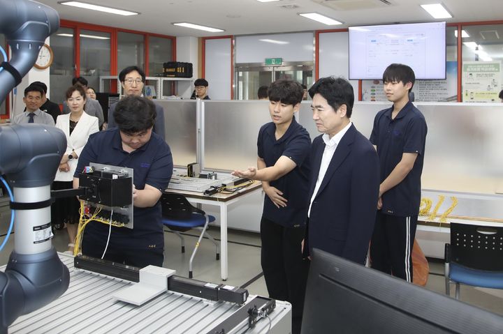 [전남광주=뉴시스] 지여 내 특성화고 찾은 김대중 전남광주통합교육청 교육감. (자료사진 = 통합교육청 제공). 2026.09.23. photo@newsis.com *재판매 및 DB 금지