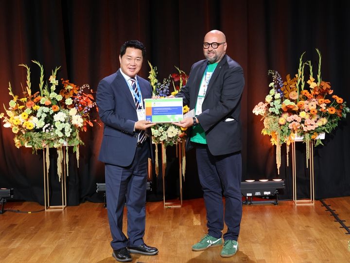 [서울=뉴시스] 박준희 관악구청장이 제20회 OIDP 참여민주주의 우수사례상 특별상을 수상하는 모습. (사진=관악구 제공) 2026.09.23. photo@newsis.com *재판매 및 DB 금지