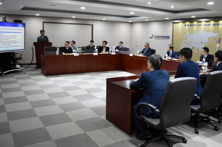 [서울=뉴시스]청와대가 추석 연휴를 앞두고 통신·금융·교통·안전 등 국민 생활과 밀접한 주요 정보시스템 100여 개에 대한 사전 사이버보안 점검을 실시하고, 연휴 기간 민·관·군 합동 사이버상황실을 운영하기로 했다고 23일 밝혔다. [사진=청와대 제공] *재판매 및 DB 금지