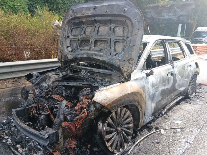 [익산=뉴시스] 23일 오후 1시55분께 전북 익산시 왕궁면을 지나는 호남고속도로 상행선 177㎞ 지점에서 주행 중이던 스포츠유틸리티차량(SUV)에서 불이 나 차체가 소실된 채 도로 위에 놓여있다. (사진=전북도소방본부 제공) 2026.09.23. photo@newsis.com *재판매 및 DB 금지