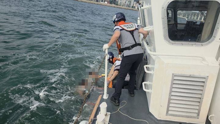 [부산=뉴시스] 23일 오후 부산 광안대교 인근 해상에서 20대 2명이 해경에 구조되고 있다. (사진=부산해양경찰서 제공) 2026.09.23. photo@newsis.com *재판매 및 DB 금지