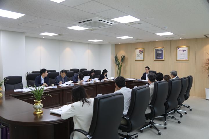 [부산=뉴시스] 22일 박상준 부산 강서구청장은 간부회의를 열고 ▲소각장 대응 TF 신설 ▲부산시장 참여 주민설명회 촉구 ▲주민 의견수렴 간담회 개최 ▲구청장 1인 시위 ▲소각장 건립 영향 분석 자체 용역 등 5대 대응 전략을 확정했다. (사진=부산 강서구청 제공) 2026.09.23 photo@newsis.com *재판매 및 DB 금지