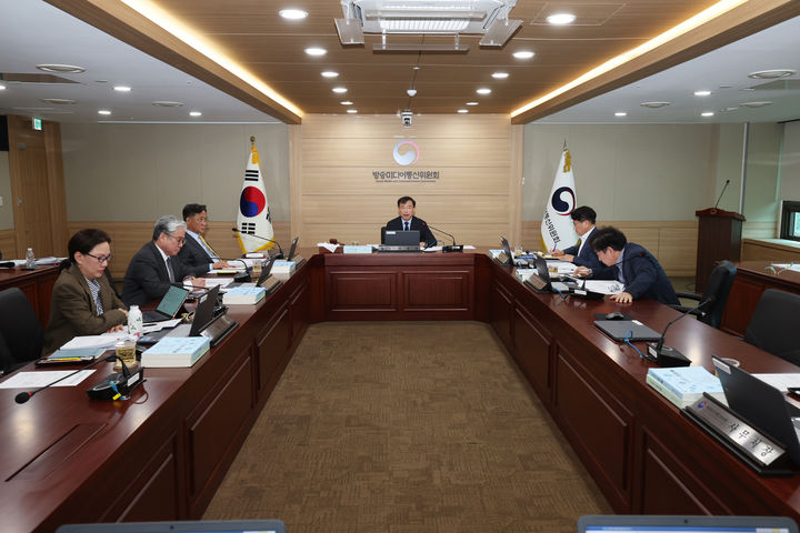 [서울=뉴시스]김종철 방송미디어통신위원장(가운데)이 23일 정부과천청사에서 '2026년 제37차 전체회의'를 진행하고 있다. (사진=방미통위 제공) *재판매 및 DB 금지