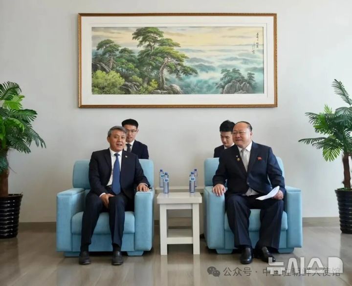 [베이징=뉴시스] 왕야쥔 주북한 중국대사는 23일 북한 함경북도 청진시에서 박명호 함경북도 인민위원장과 접견했다고 주북 중국대사관이 밝혔다.(사진=주북한 중국대사관 위챗 계정 갈무리) 2026.09.23 photo@newsis.com